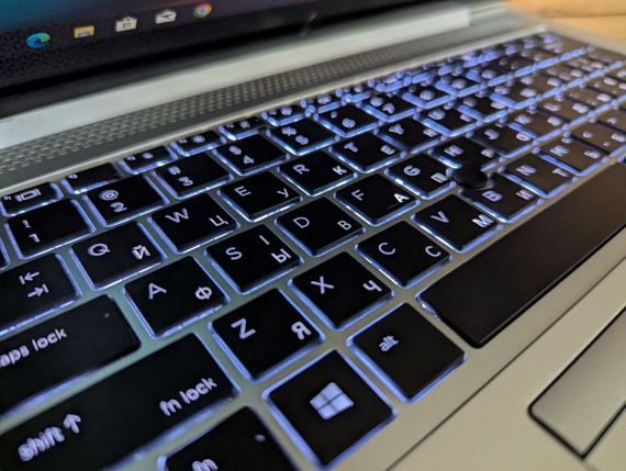 Ультрабук Б-клас HP EliteBook 830 G5 / 13.3" (1920x1080) IPS Touch / Intel Core i7-8650U (4 (8) ядра по 1.9 - 4.2 GHz) / 16 GB DDR4 / 512 GB SSD / Intel UHD Graphics 620 / HDMI / TouchID / Windows 10 б/в + Подарунок Бездротова миша / USB | Зображення 5